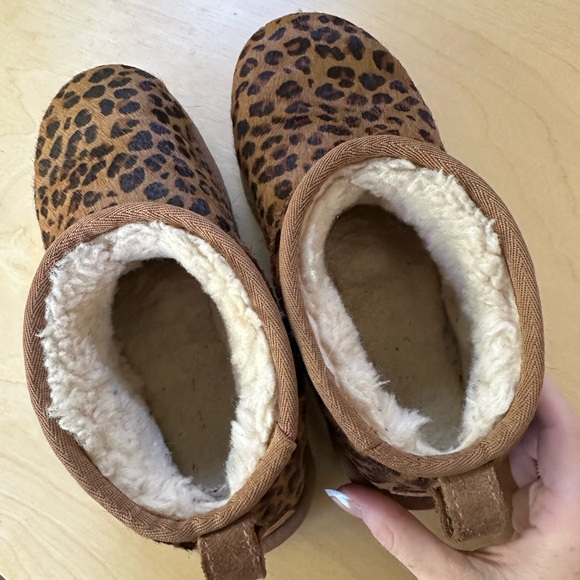 UGG Women’s Classic Ultra Mini Leopard Boot | size 7 - Picture 4 of 6